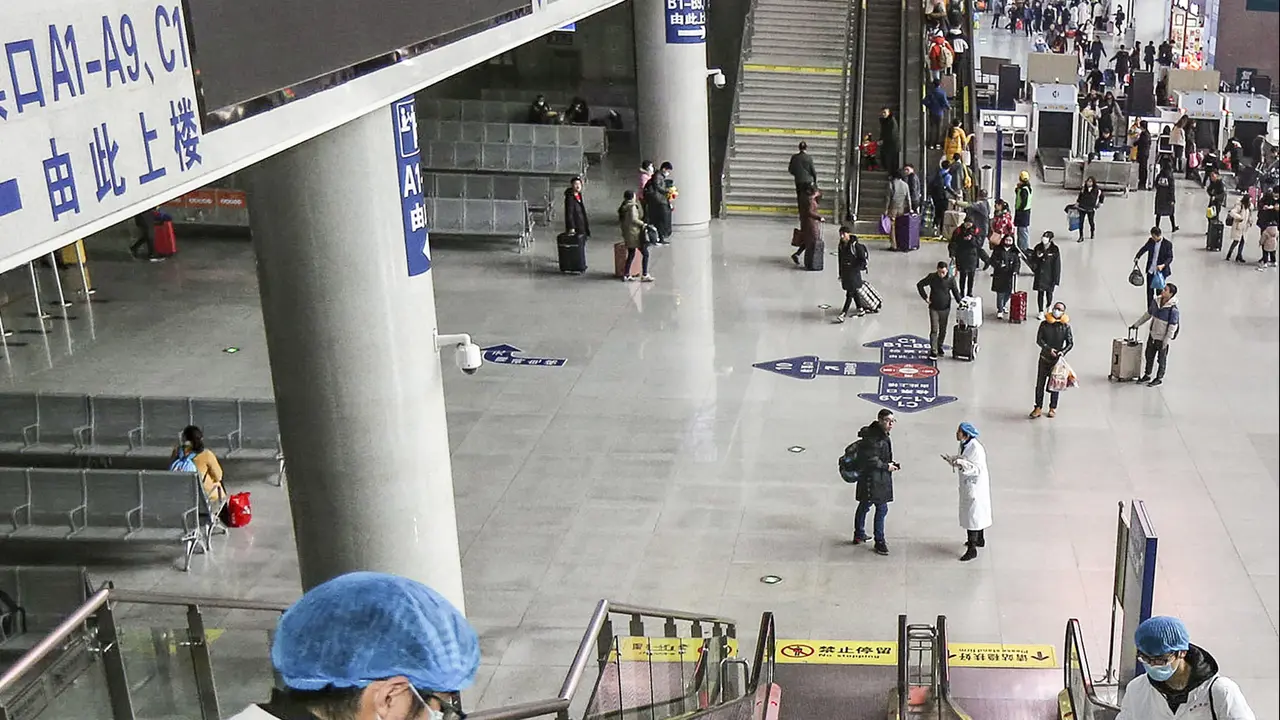 Cegah Penyebaran Virus Corona, Stasiun Kereta di China Disemprot Cairan Disinfektan