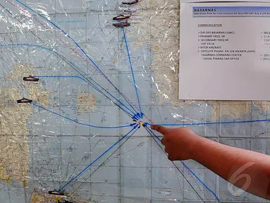 Badan SAR Nasional (Basarnas) memperluas area pencarian pesawat AirAsia QZ8501, Surabaya, Jatim, Selasa (30/12/2014). (Liputan6.com/Johan Tallo)