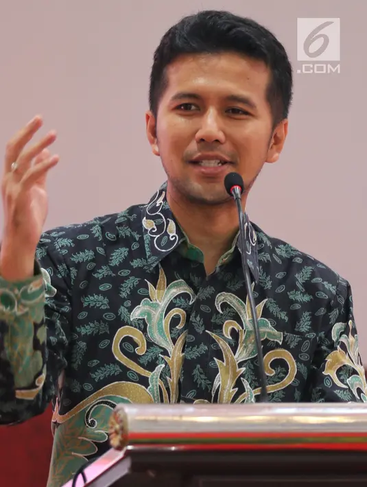 Wakil Gubernur Jawa Timur Emil Dardak memberi pemaparan dalam dialog Jelajah Kebangsaan di Stasiun Gubeng, Surabaya, Kamis (21/2). Dialog bertema 'Mengikuti Semangat Arek Surabaya dalam mempersiapkan Indonesia Emas 2045'. (Liputan6.com/JohanTallo)