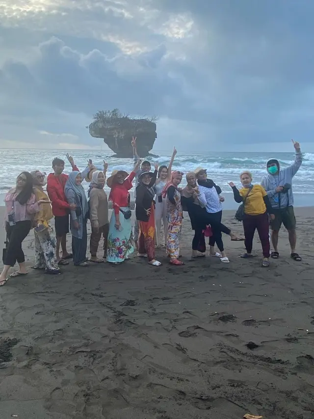 Potret Liburan Ayu Ting Ting ke Pantai Pangandaran. (Sumber: Instagram/ayutingting92)
