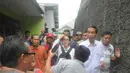 Ditemani Rieke Dyah Pitaloka, pria yang masih menjabat Gubernur DKI Jakarta ini bertandang ke rumah Abdullah yang mengalami kecelakaan kerja (Liputan6.com/Herman Zakharia)