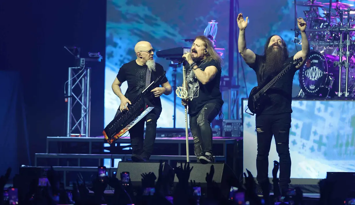 Vokalis band Dream Theater James LaBrie (tengah) saat tampil pada Konser "An Evening With Dream Theater - 40th Anniversary Tour" di Beach City International Stadium, Jakarta, Sabtu 7 Februari 2026. (Kapanlagi.com/Budy Santoso)