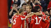 Penyerang Bayern Munich Harry Kane (tengah) merayakan gol ketiga timnya bersama rekan satu timnya dalam pertandingan Liga Champions  antara FC Bayern Munich dan Chelsea FC di Allianz Arena, Munich, Kamis (18/9/2025) dini hari WIB. (Alexandra Beier/AFP)