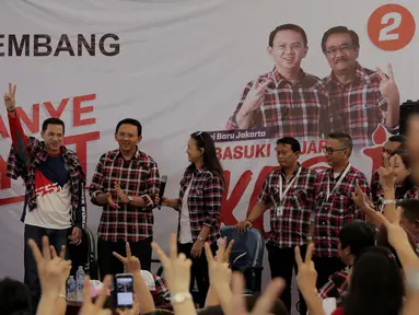 Ira Wibowo dan Ari Wibowo menyampaikan dukungan kepada Cagub DKI Jakarta Basuki Tjahaja Purnama atau Ahok di Rumah Lembang, Jakarta, Kamis (24/11). Sebelum menyatakan dukungan, keduanya sempat dipakaikan kemeja kotak-kotak. (Liputan6.com/Gempur M Surya)