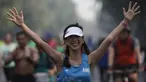 Peserta Mandiri Jakarta Marathon 2015 tampak ceria saat berlari menuju finish di halaman Monumen Nasional, Minggu (25/10/2015). (Bola.com/Vitalis Yogi Trisna)