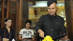 Ahmad Dhani memotong tumpeng pada acara syukuran film 'Kampung Zombie', Pondok Indah, Jakarta Selatan, Senin (7/12/2014). (Liputan6.com/Panji Diksana)