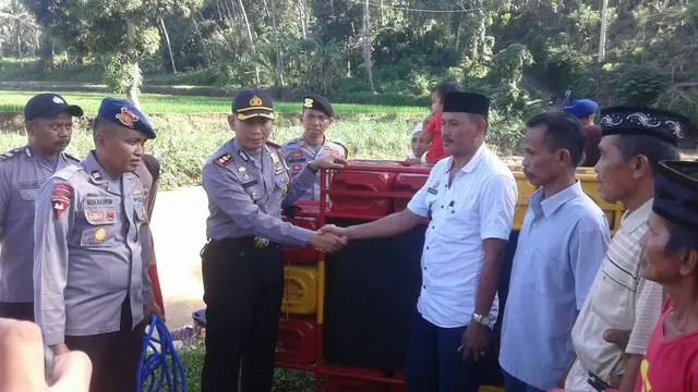Penyerahan Rakit Khusus dari Kapolres Sinjai ke Masyarakat (Fauzan/Liputan6.com)