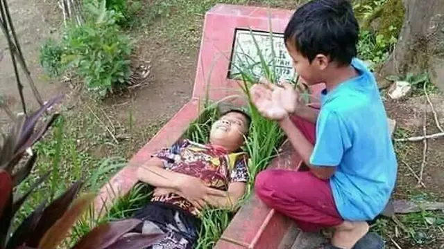 tingkah nyeleneh orang Indonesia (foto: twitter/@CrazyinINA)