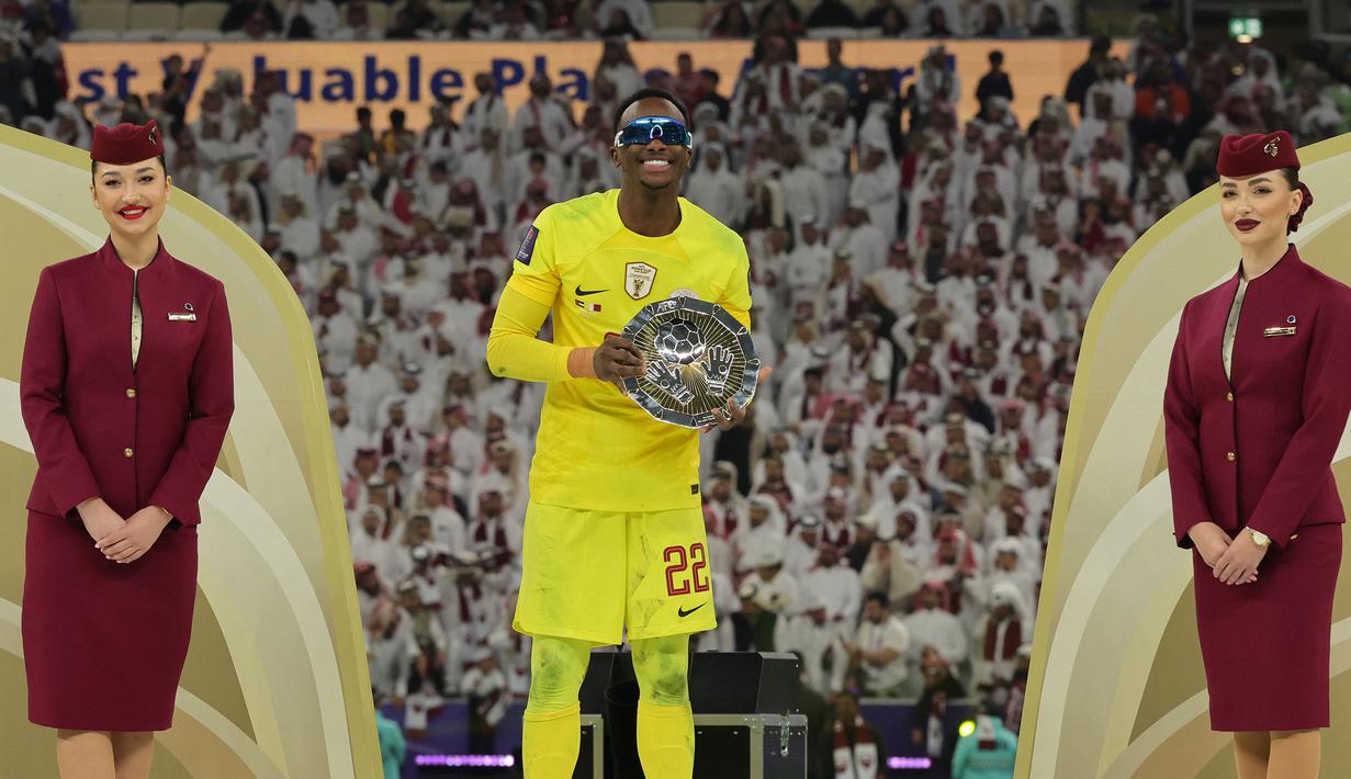 Kiper Qatar, Meshaal Barsham berpose sambil mengenakan kacamata saat dianugerahi pengharagaan penjaga gawang terbaik Piala Asia 2023 di Lusail Stadium, Doha, Qatar, Sabtu (10/02/2024). (AFP/Giuseppe Cacace)