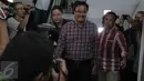 Calon wakil Gubernur DKI Jakarta Djarot Saiful Hidayat tersenyum saat tiba di Reskrimum Polda Metro Jaya, Jakarta, Senin (21/11). Djarot diperiksa sebagai saksi atas kasus penolakan kampanye di Kembangan Utara. (Liputan6.com/Gempur M Surya)
