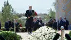 Presiden Rusia Vladimir Putin membawa bunga mawar saat mengunjungi makam mendiang Presiden Uzbekistan Islam Karimov di kota Samarkand, Selasa (6/9). Karimov meninggal di usia 78 tahun pada Jumat (2/9). (Sputnik/Kremlin/Alexei Druzhinin/ REUTERS)