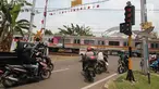 Sejumlah kendaraan berhenti di pintu perlintasan kereta api Bintaro Permai yang tidak berfungsi di Jakarta, Kamis (25/10). Menurut warga sekitar, pintu perlintasan tersebut sudah sejak beberapa bulan terakhir tidak berfungsi. (Liputan6.com/Angga Yuniar)