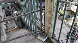 Penampakan tangga yang rusak di Wisma Ciliwung, Jakarta, Senin (17/9). Wisma Ciliwung memiliki luas sekitar 1,6 hektare. (Merdeka.com/Iqbal Nugroho)