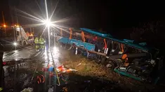 Sebuah bus ditarik keluar setelah terlibat kecelakaan dengan truk di Nitranske Hrnciarovce, Slovakia, Rabu (13/11/2019). Para pejabat mengatakan kecelakaan tersebut menewaskan 12 orang dan melukai 20 lainnya. (HaZZ-Presidium of Fire and Rescue Corps via AP)
