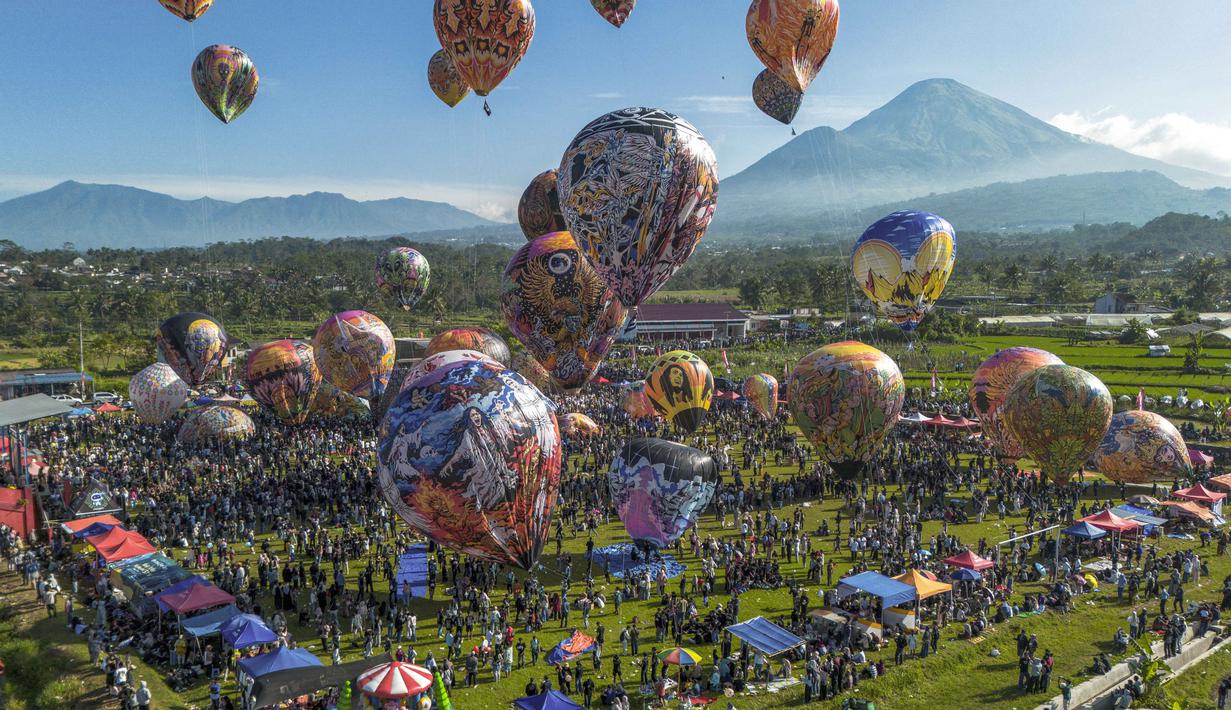 Pemandangan udara menunjukkan balon udara yang dihiasi motif tradisional sebelum diluncurkan selama festival tahunan yang diadakan untuk merayakan Hari Raya Idul Fitri, di desa Semayu, Wonosobo, Jawa Tengah pada Senin 23 Maret 2026. Festival balon udara tradisional kembali digelar di Desa Semayu, Wonosobo. (DEVI RAHMAN/AFP)