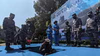 KSAL Laksamana TNI Yudo Margono meletakkan batu pertama pembangunan monumen kapal selam KRI Nanggala 402. (Dian Kurniawan/Liputan6.com)
