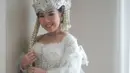 Saat menikah, Kiky Saputri tampil dalam kebaya putih yang dimodifikasi dengan organza. @svarna_byikatindonesia.