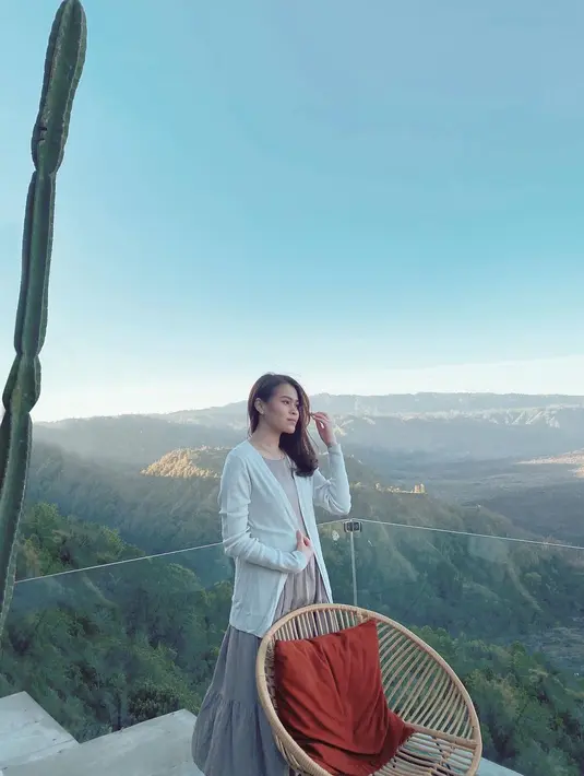 Rupanya perempuan yang satu ini hobi traveling. Hal itu bisa dilihat dari berbagai unggahannya di medsos. [Instagram @chengiovanis]