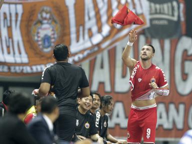 Striker Persija Jakarta, Marko Simic, mengganti baju yang robek saat melawan Selangor FA pada laga persahabatan di Stadion Patriot, Jawa Barat, Kamis (6/9/2018). Persija kalah 1-2 dari Selangor FA. (Bola.com/M Iqbal Ichsan)