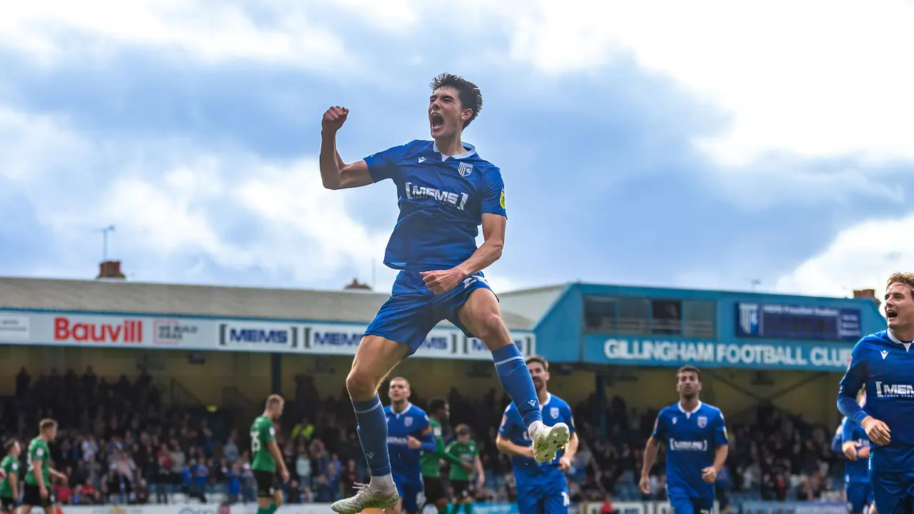 Foto: Aksi Elkan Baggot Gacor Bersama The Gills, Cetak Dua Gol Beruntun