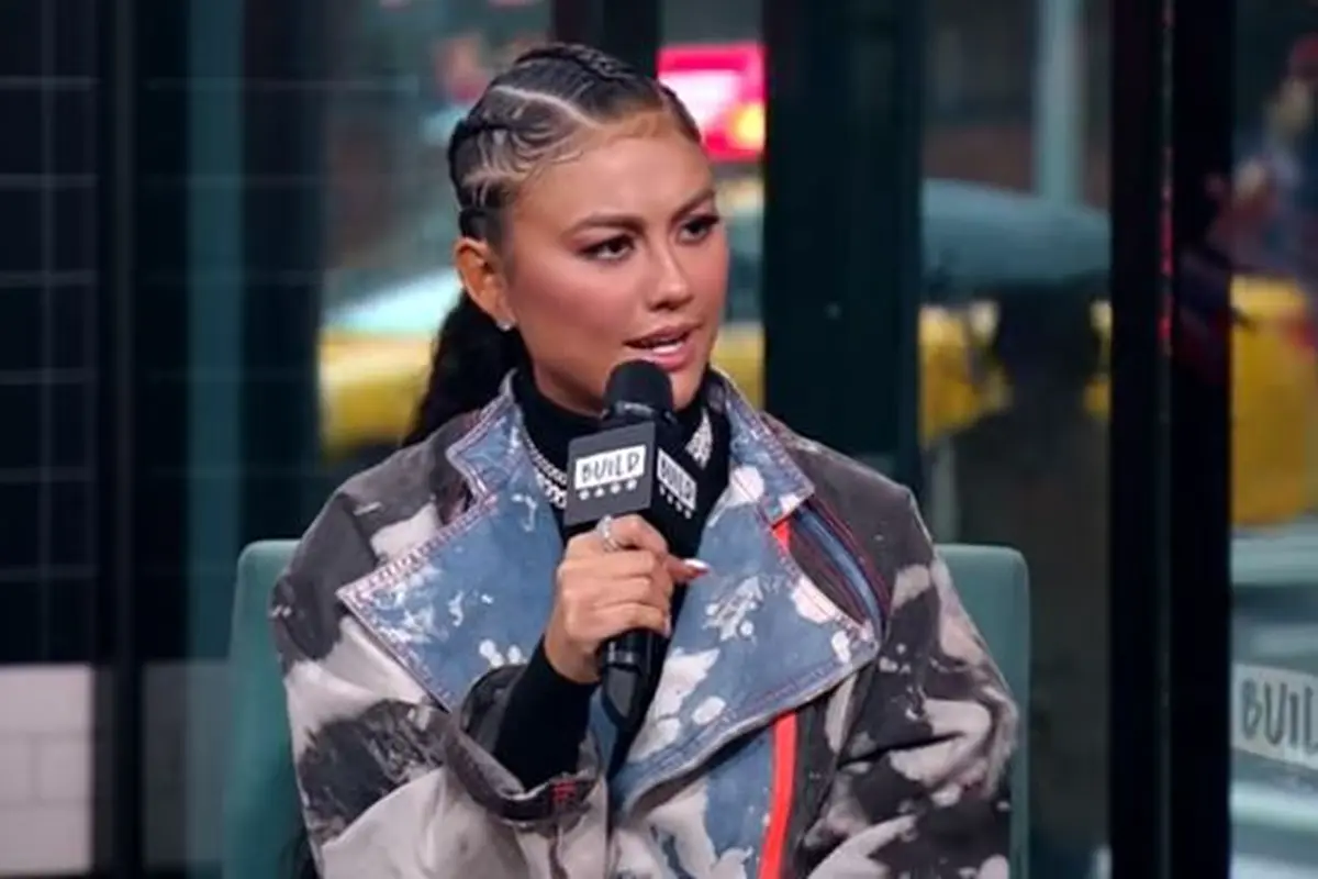 Agnez Mo Pilih Dandanan Sendiri Kala Tampil di Build Series