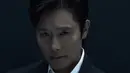 Begitupula Lee Byung-hun kembali berperan sebagai The Frontman. Ia mengenakan jas hitam dipadukan inner kemeja putih dengan kancing atas dibuka. [@netflixkr]