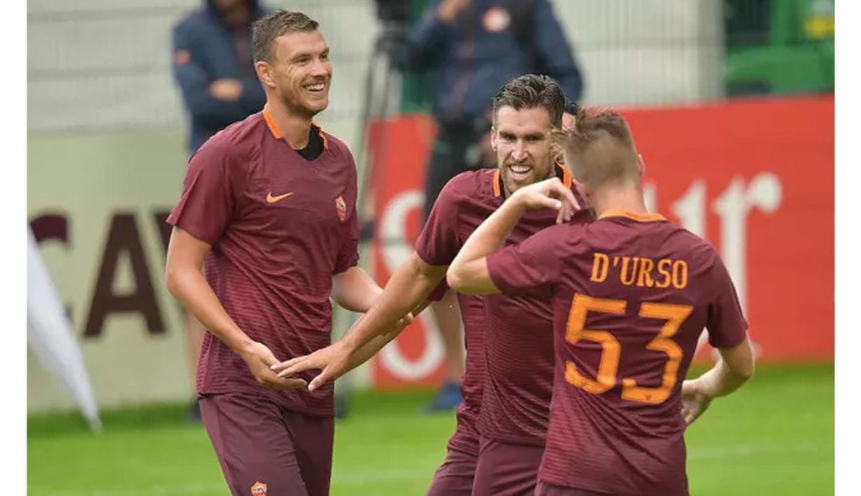 Edin Dzeko merayakan gol bersama rekan-rekannya  saat melawan AC Pinzolo pada laga uji coba di Pinzolo, Italia (13/7/2016). AS Roma menang 16-0. (Bola.com/asroma.com)