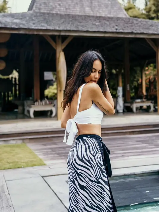 <p>Selain giat olahraga dan yoga, wanita berdarah Jerman itu juga disiplin menjaga asupan makanan sehat yang dikonsumsinya. (FOTO: instagram.com/sophia_latjuba88/)</p>