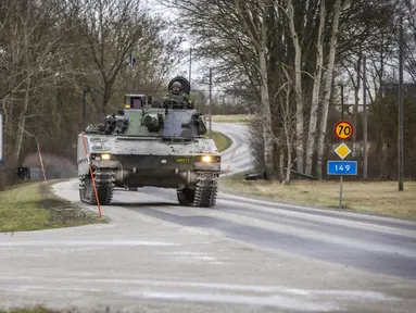 Anggota Resimen Gotland berpatroli menggunakan tank di Visby, utara Gotland, Swedia, 16 Januari 2022. Seorang kepala militer Swedia mengatakan bahwa mereka melihat peningkatan aktivitas Rusia di Laut Baltik yang membuat mereka meningkatkan kesiapannya. (Karl Melander/TT News Agency via AP)