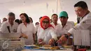 Ibu Wakil Presiden, Mufidah Jusuf Kalla (tengah) meninjau stand hasil lomba masak ikan pada puncak peringatan Hari Ikan Nasional ke-2 di Jakarta, Minggu (22/11/2015). Beragam acara memeriahkan puncak Harkannas ke-2. (Liputan6.com/Helmi Fithriansyah)