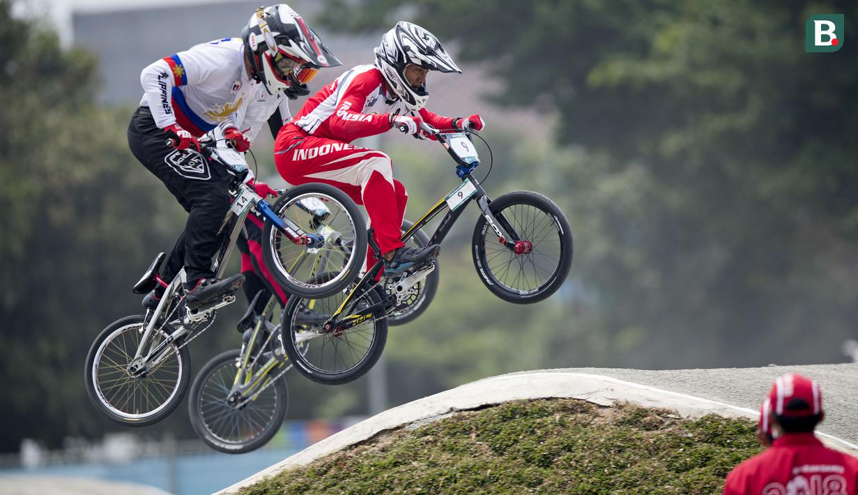 Pebalap sepeda BMX Indonesia, I Gusti Bagus Saputra, saat berlaga pada Asian Games di Pulomas International BMX Center, Jakarta, Sabtu (25/8/2018). Bagus Saputra meraih medali perak dengan catatan waktu 34,314 detik. (Bola.com/Peksi Cahyo)