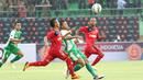 Pemain PS TNI, Manahati Lestusen, berusaha lepas dari kejaran pemain Semen Padang pada laga 8 besar Piala Jenderal Sudirman di Stadion Manahan, Solo, Sabtu (12/12/2015). (Bola.com/Nick Hanoatubun)