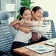 Memberikan pelukan hangat pada rekan kerja bisa menjadi tanda bahwa kamu sangat berempati dan pengertian terhadapnya. (Foto dok: Freepik/Frolopiaton Palm).