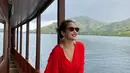 Saat liburan, Pevita tetap tampil modis dengan jumpsuit merah serta aksesoris kacamata hitam. Penampilannya ini banyak dipuji netizen. (Liputan6.com/IG/@pevpearce)