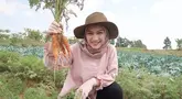 Setelah Lesti didapuk jadi Duta Petani Milenial, salah satu unggahan di X (dulunya Twitter) menjadi sorotan warganet. Netizen pun kemudian membenarkan isi dari unggahan tersebut dan menambahkan pencapaian apa saja yang pernah ditorehkan Melody di bidang pertanian. Selain merupakan lulusan Fakultas Pertanian, Unpad, Melody terpilih jadi Duta Pangan dan Pertanian ASEAN – Jepang. (Liputan6.com/IG/@melodylaksani92)