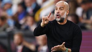 Momen menarik terjadi pada jeda babak pertama duel Burnley versus Manchester City. Ketika wasit meniup peluit tanda 45 menit pertama berakhir, Pep Guardiola tertangkap kemara berlari ke arah Erling Haaland. (AFP/Darren Staples)