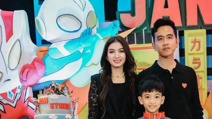 Gaya Stylish Anak Bontot Gibran Rakabuming Raka dan Selvi Ananda, La Lembah Manah Kenakan Sepatu Branded Rp11Jutaan