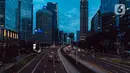 Kondisi lalu lintas di Jalan Jenderal Sudirman, Jakarta, Selasa (29/12/2020). Penutupan sejumlah jalan protokol di Jakarta pada malam Tahun Baru dilakukan agar warga tidak nekat merayakan malam pergantian tahun di tengah pandemi COVID-19. (Liputan6.com/Faizal Fanani)