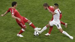 Gelandang Denmark, Thomas Delaney, berebut bola dengan gelandang Peru, Christian Cueva, pada laga Grup C Piala Dunia di Mordovia Arena, Saransk, Sabtu (16/6/2018). Denmark menang 1-0 atas Peru. (AP/Gregorio Borgia)
