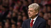 Reaksi manajer Arsenal, Arsene Wenger melihat timnya melawan Atletico Madrid pada laga leg kedua semifinal Liga Europa di Wanda Metropolitano, Kamis (3/5). Kekalahan Arsenal membuat Wenger mencatat perpisahan yang mengecewakan (AFP/PIERRE-PHILIPPE MARCOU)