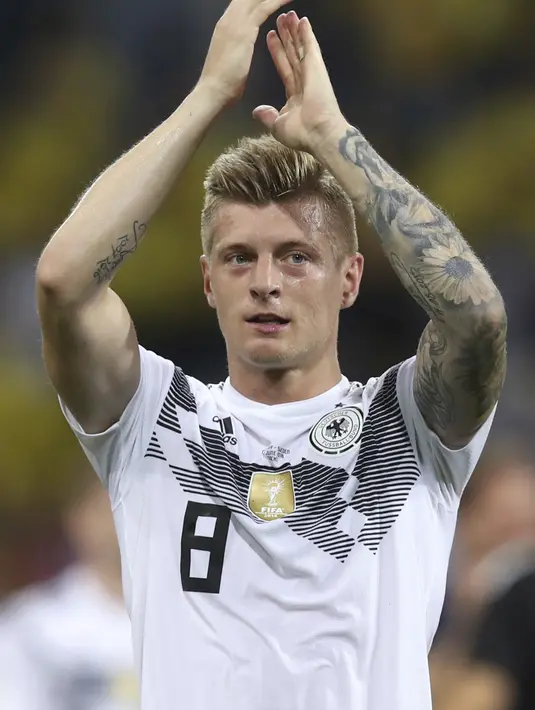 Gelandang Jerman, Toni Kroos, menyapa fans usai mengalahkan Swedia pada laga grup F Piala Dunia di Stadion Fisht, Sochi, Sabtu (23/6/2018). Gol injury time dirinya beri kemenangan untuk Jerman. (AP/Thanassis Stavrakis)