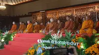 Penyambutan Bhikkhu Thudong menuju Candi Borobudur, di Taman Mini Indonesia Indah (TMII), Jakarta, Selasa (14/5/2024). (Foto: Liputan6.com/Arief RH)