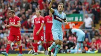 Gelandang West Ham, Mark Noble rayakan gol ke gawang Liverpool (Reuters)