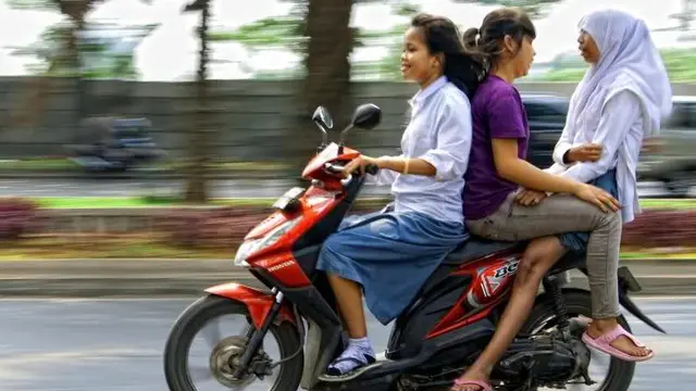 Bikin Ngakak, Kumpulan Foto Pengendara Motor Ini Hanya Terjadi di Indonesia