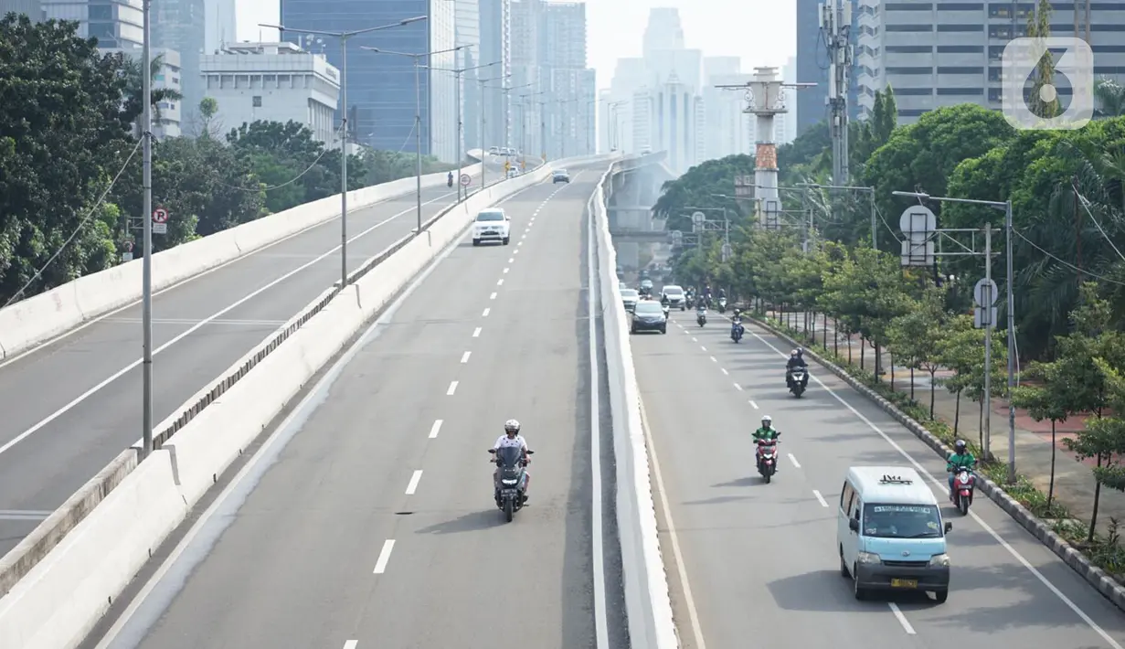 Pengendara sepeda motor melintasi Jalan Layang Non-Tol (JLNT) Kampung Melayu-Tanah Abang di Jakarta, Selasa (9/6/2020). Kurangnya penindakan pelanggar lalu lintas menyebabkan sebagian pemotor nekat menerobos JLNT, meskipun perilaku tersebut membahayakan keselamatan. (Liputan6.com/Immanuel Antonius)