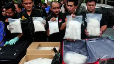 Direktorat Tindak Pidana Narkoba Bareskrim Polri menunjukkan barang bukti narkotika jenis sabu, Jakarta Timur, Selasa (14/10/2014) (Liputan6.com/Johan Tallo)