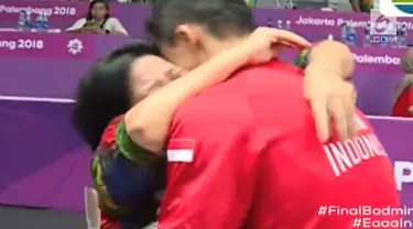 Momen mengharukan tercipta usai Jonatan Christie, menjadi juara tunggal putra bulutangkis Asian Games 2018. Sambil menangis, sang ibu langsung memeluk pria yang akrab disapa Jojo itu.