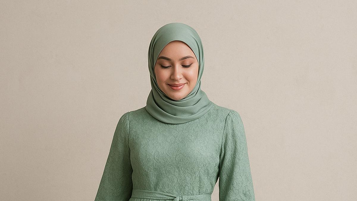 7 Cara Stylish Memadukan Gamis Brokat Sage untuk Tampilan Kondangan Mewah