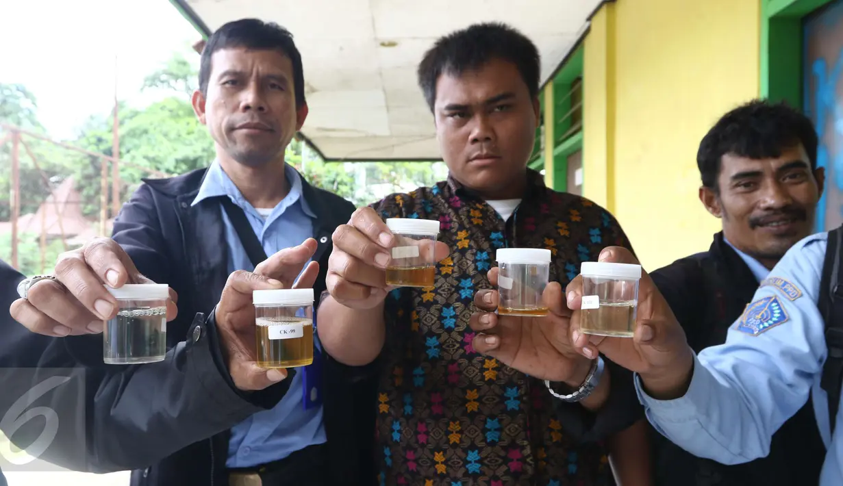 Sejumlah karyawan PPD menunjukan hasil tes urine di Pool Bus Perum PPD di Tangerang Selatan, Senin (20/3). Selain tes urine, pada kesempata ini digelar juga sosialisasi STOP Narkoba. (Liputan6.com/Helmi Afandi)