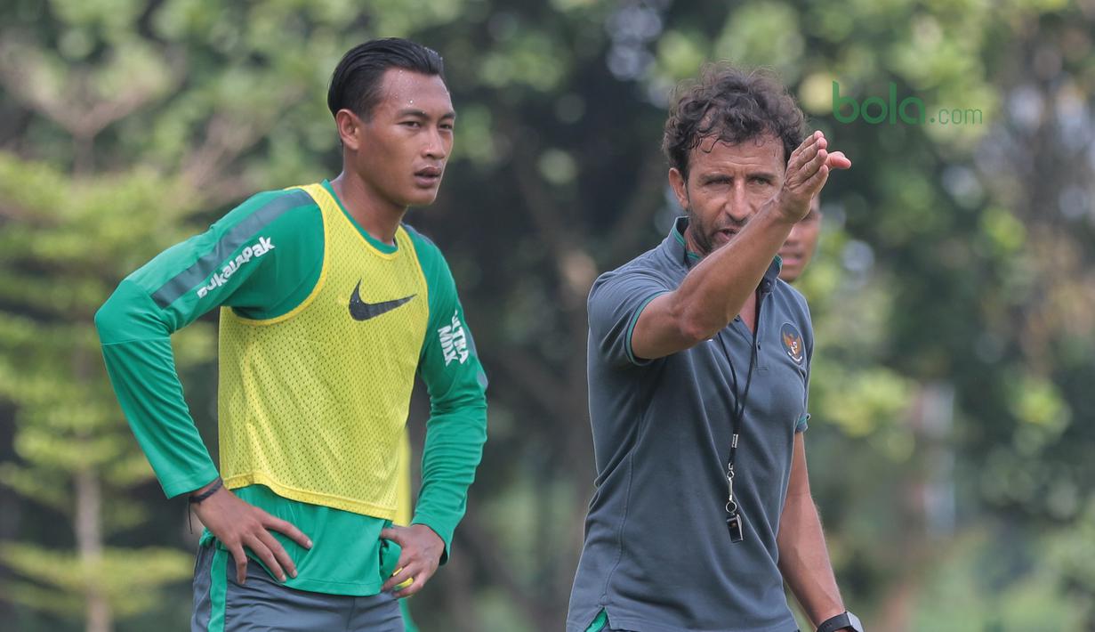 Pelatih Timnas Indonesia, Luis Milla mengarahkan sasaran yang harus dilakukan  Hansamu Yama pada sesi latihan di Lapangan ABC Senayan, Jakarta (21/2/2018). Latihan ini merupakan persiapan Asian Games 2018. (Bola.com/Nick Hanoatubun)
